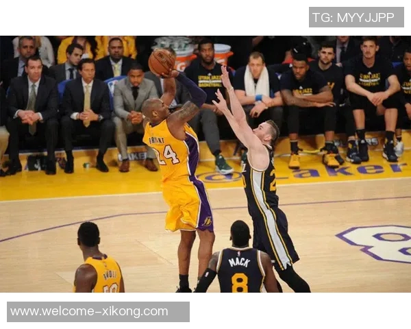 18年前的今天科比常规赛生涯总得分突破20000分的辉煌时刻